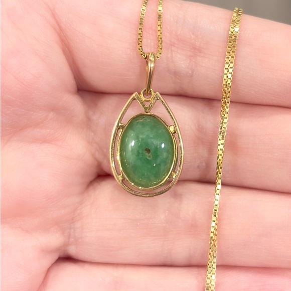 Vintage 14K Gold Jade Pendant: Filigree Scarab Solitaire - Picture 7 of 10